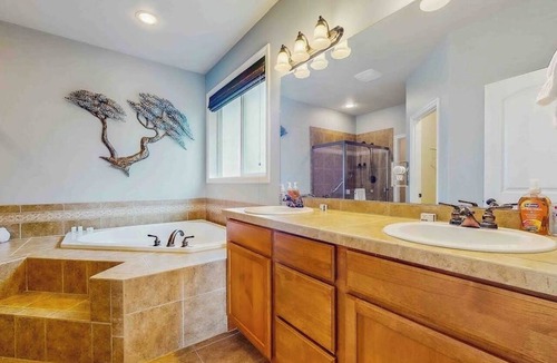 Enumclaw House | 4BR Enumclaw home-AC-grill-fireplace-walk to town