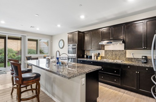 Riverside House | 4BR Family Relocation Home- Pet Friendly- EV Outlet- 30+ Nights Stays