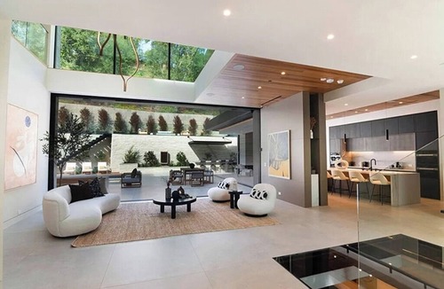 Beverly Glen House | 5-bedroom Mansion in Beverly Hills with 200 People Event Space.