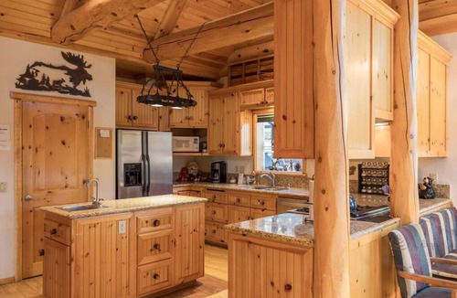 Boulder Bay House | 5-STAR 2,086 sq ft LOG CABIN with LAKE VIEWS & Game room. In Boulder Bay!