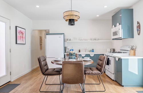 Hollywood Apartment | 5 Units in Heart of Hollywood | Remodeled Art Deco | Pink Revival by AvantStay