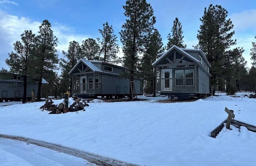 Williams Ski Chalet | 5A Cozy bedroom chalet with Mountain View ,AC and Wi-Fi in Beautiful Williams