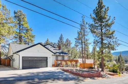 Whispering Forest House | 5B Cabin 10 min to Ski Resorts w/Game Room & Spa!