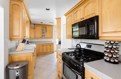 Racquet Club Estates House | 6 Bedroom desert oasis 5 min from downtown - pool, spa, & amazing mountain view