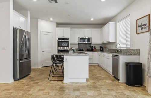 Ontario House | 6BR 8Beds 3Kings 3TVs Arcade Tesla Charger Near Airport SilverLakes Groups