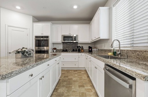 Ontario House | 6BR 8Beds 3Kings 3TVs Arcade Tesla Charger Near Airport SilverLakes Groups