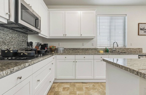 Ontario House | 6BR 8Beds 3Kings 3TVs Arcade Tesla Charger Near Airport SilverLakes Groups