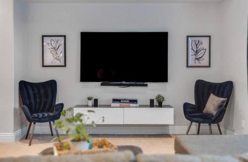 Henderson House | 6BR Luxe Vegas Villa Heated Pool, Spa & Games