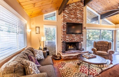 Twin Peaks Cabin | "A RETREAT CABIN PERFECT TO RELAX"