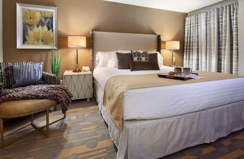 Las Vegas Resort | Adjacent to the Sphere- Just Off the Las Vegas Strip-Desert Club Resort- 2 Bd.