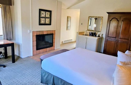 Golden Rectangle Bed & Breakfast | Adobe Inn