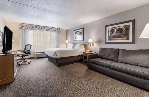 Palm Valley Hotel | Adventure Awaits in Goodyear | Pets Allowed | Free Breakfast & Outdoor Pool!