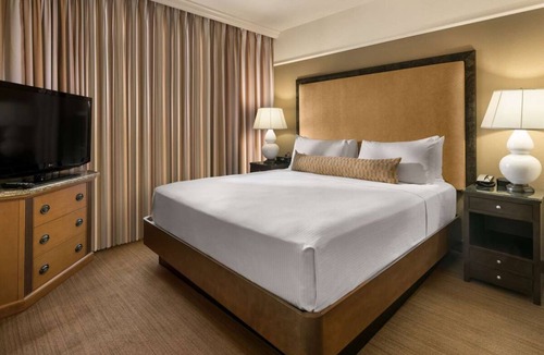 Gainey Village Villas Hotel | Affordability Meets Comfort! Short Drive to Musical Instrument Museum, w/Pool!