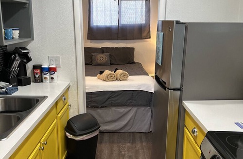 Downtown Las Vegas House | Alluring #A 1 Queen by Fremont St Pets pay
