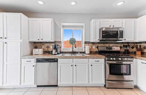Green Valley North House | Amazing 5 BDR, Resort Style Pool w/Heater and Games.