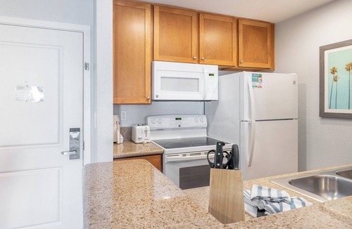 Anaheim Resort Resort | Anaheim | Romantic Disney Retreat | Pool + Parks