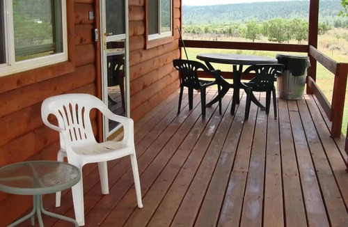 La Sal Cabin | Aspen Cabin sits within the Mt Peale Animal Sanctuary, ideal for the adventurer