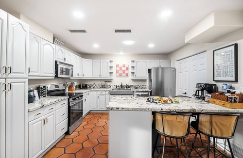 Litchfield Park House | Bahia Vista retreat near dining, spring training, lakeside walks, local events, and resort vibes.