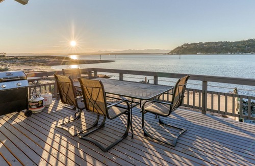 Clinton House | Bayfront home with views, WiFi, cable, patio and wood-burning fireplace