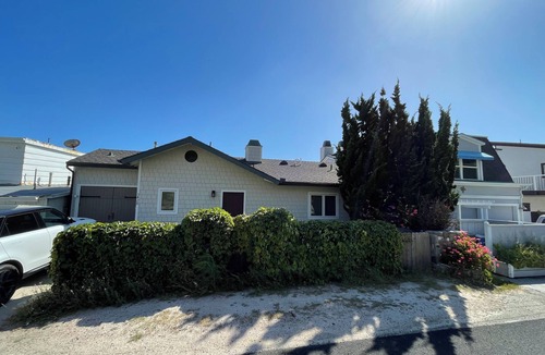 Faria Beach House | Beachfront 3-bedroom house with hot tub in Faria Beach