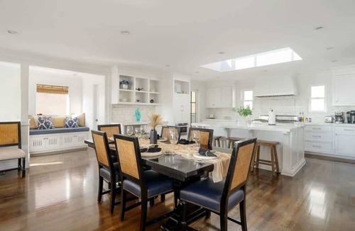 The Strand House | Beachside Retreat | Perfect Location| Free Parking