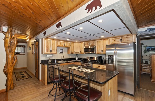 Big Bear City Cabin | Bear Hug Lodge-Spa/BBQ/Game/Fitness rooms. Short distance from both ski resorts