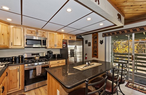 Big Bear City Cabin | Bear Hug Lodge-Spa/BBQ/Game/Fitness rooms. Short distance from both ski resorts