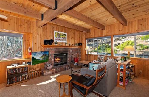 Upper Moonridge House | Bearfoot Den 0.9 Miles to Bear Mountain Ski Resort