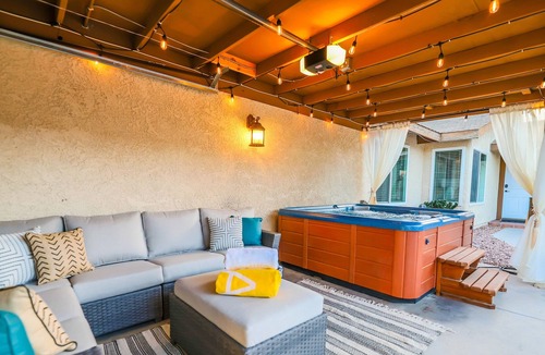 Spring Valley House | Beautiful 3Bd Home, 8 mins from Strip, Hot-tub/Fire Pit, Sleeps 13