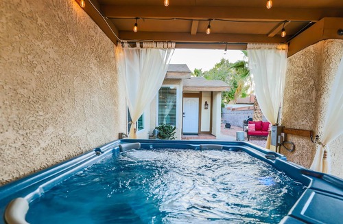 Spring Valley House | Beautiful 3Bd Home, 8 mins from Strip, Hot-tub/Fire Pit, Sleeps 13