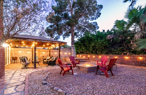 Spring Valley House | Beautiful 3Bd Home, 8 mins from Strip, Hot-tub/Fire Pit, Sleeps 13