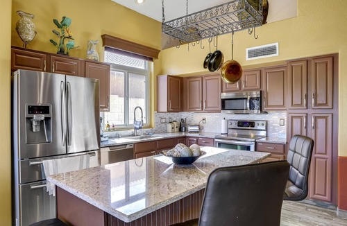 Palm Valley House | BEAUTIFUL 4 BEDROOM, PRIVATE HEATED POOL, HOT TUB, PET FRIENDLY & GREAT LOCATION