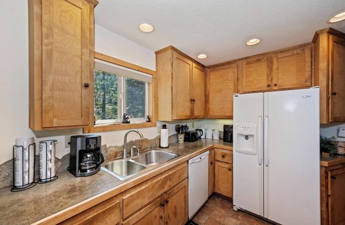 Boulder Bay Cabin | Beautiful Boulder Bay Setting & Lake Views! Game Room! HOT TUB!