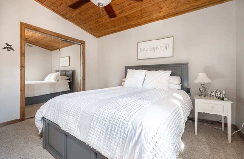 Munds Park Cabin | Beautiful Cabin in the Woods for 10 guests!