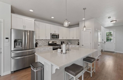 Daybreak House | Beautiful Home Immaculately Clean Heart of Daybreak