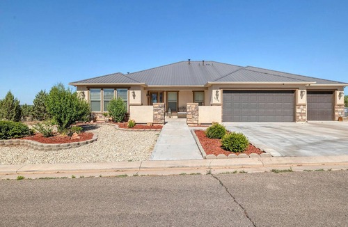 Apple Valley House | Beautiful home with spectacular views of the red cliffs. Minutes to Zion park