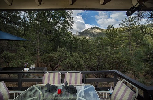 Idyllwild Cabin | Beautiful Mtn Views, Hot Tub, short walk to Cafe Aroma (monthly rental)