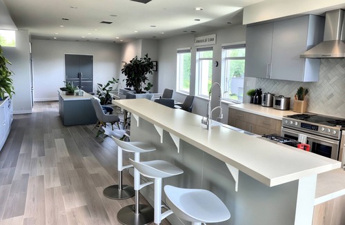 La Brea House | 𝐵𝑒𝒶𝓊𝓉𝒾𝒻𝓊𝓁 Townhouse Haven from Hollywood—with PRIVATE BALCONY VIEW