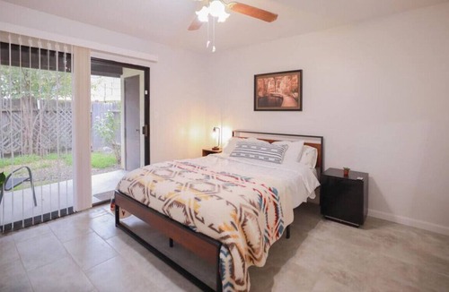 Greenacres Apartment | Beautifully Lit Roomy 2 BR Great for Travel Worker