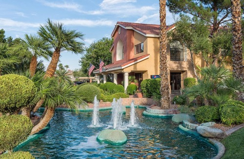 Las Vegas Villa | Beautifully Renovated Condo, Sleeps 4 - Free Shuttle to/from Strip, Outdoor Pool