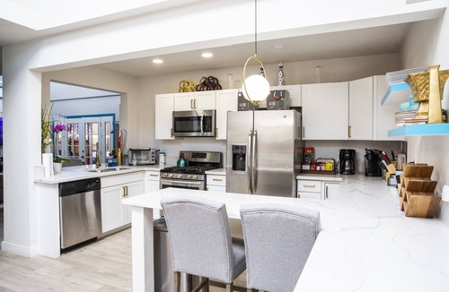 Las Vegas House | Best in Vegas!7 Bedroom/12 beds -Sauna, Jacuzzi, Tropical, Golf, CLOSE TO STRIP!