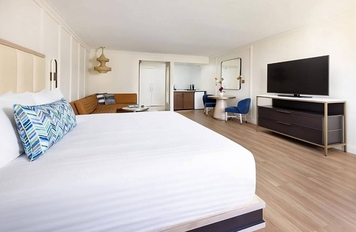 Calabasas Hotel | Best Value, Quality Stay! Pool, Dog-friendly, Walk to Lake Calabasas Park