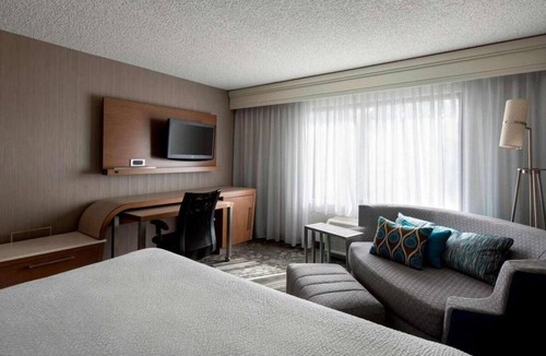 Tempe Hotel | Best Value, Quality Stay! Relaxing Unit, Pets Allowed, Outdoor Pool!