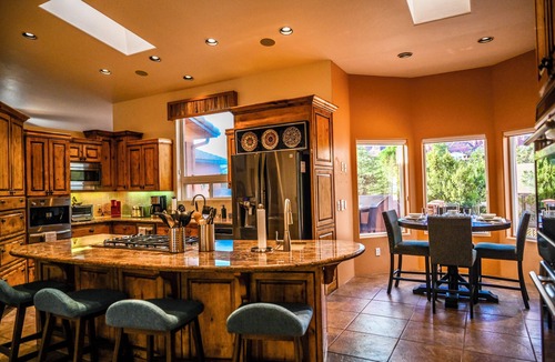 West Sedona House | Best view&location in Sedona! 5 bed/3.5ba, HUGE pool & hot tub 1 min to downtown