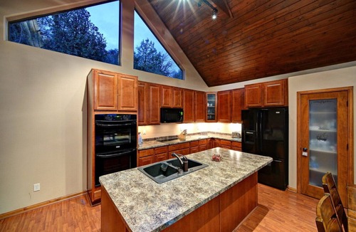 Pine Cabin | BEST VIEWS IN PINE! EARLY/LAST MINUTE/APP & MEMBER PROMOTIONS, BOOK TODAY!