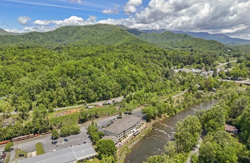 Dillsboro Hotel | Best Western Plus River Escape Inn & Suites