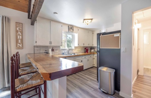 Fox Farm Cabin | Big Bear Cabin - Hot Tub - Game Room - Adventure