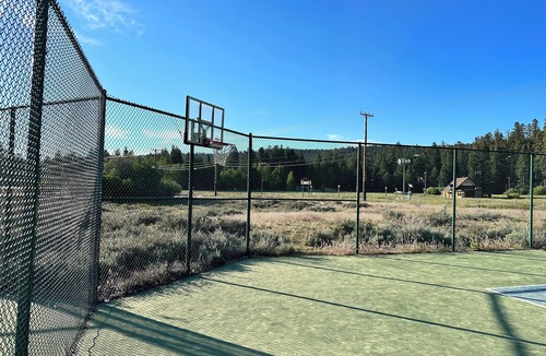 Big Bear Lake House | Big Bear Cozy House walking from lake, 2 swiming pools, hot Tubs, Tennis courts