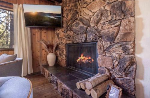 Whispering Forest House | Big Blue Retreat Dog-Friendly Cabin, Spa, Near Village