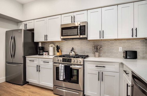 Glendale Sports and Entertainment District Apartment | Boulevard Stays Luxe 2BR by the Stadium Pool, Parking, Gym 08